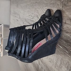 BETSEY JOHNSON Bonito Snakeskin Strappy Wedge Sandals Black 6